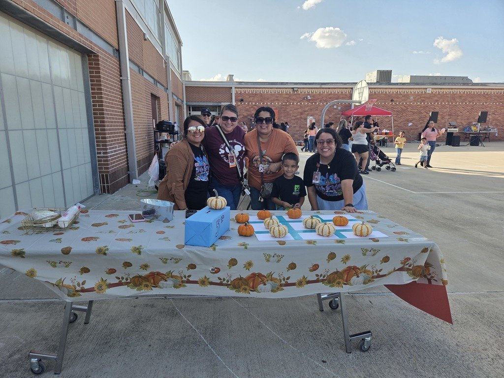 swisd_hcsa's tweet image. Thank you to teachers, staff and parents for a successful fall festival! Our fall festival was filled with so much fun and laughter!

#SWISDHEROS #RootedHiddenCove #RootedSWISD