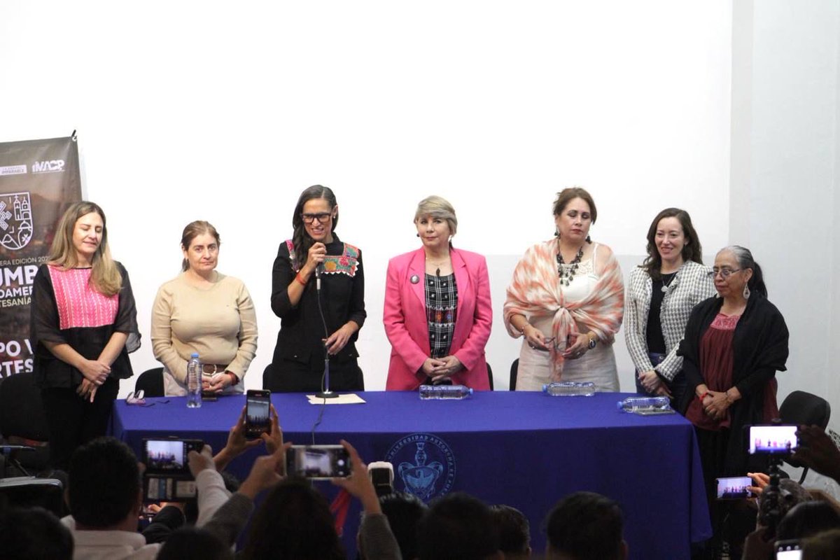 En el marco de “La muerte es un sueño” de #LaCapitalImparable , me emociona anunciar que ¡La Primera Cumbre Iberoamericana de Artesanías Puebla 2025 está por comenzar! 
🧶Con la participación de México, Guatemala, Cuba, Ecuador, Colombia, Perú y Chile.