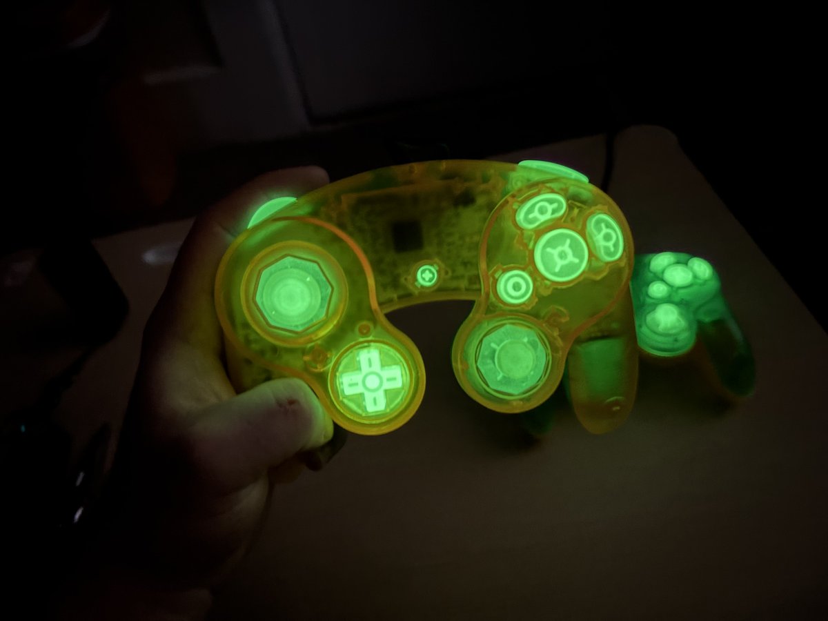 DozyStarpup's tweet photo. Customized my own GameCube controllers recently. https://t.co/ZwVObZwEW4