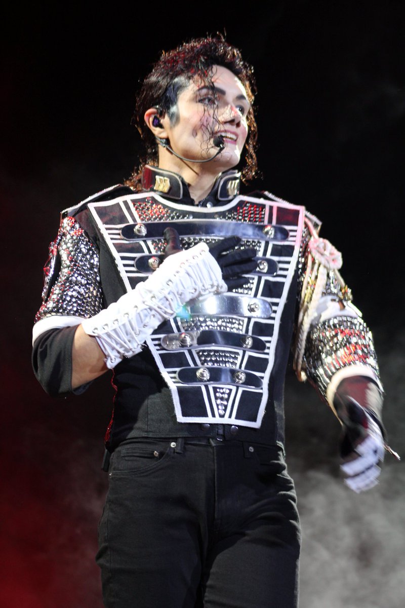habitantesdrock's tweet photo. 👑🎤 ¡EL REY DEL POP REVIVIÓ EN CDMX! "This Is Michael" rinde un tributo espectacular.
¡Noche épica y llena de emociones en la @ArenaCdMexico!
🤩 El show #ThisIsMichael con el impresionante #LennyJay hizo vibrar a miles de fans anoche (22 de octubre). https://t.co/Vd1IauAnKm