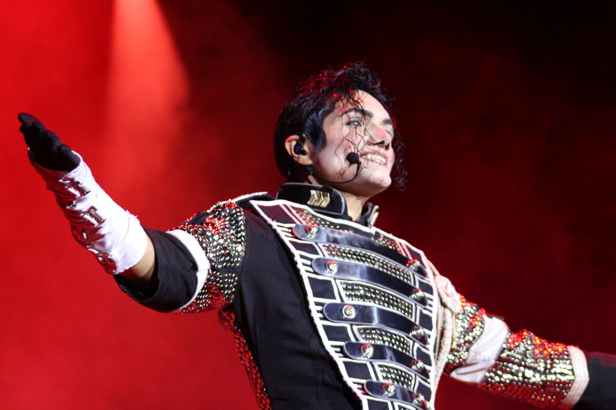 habitantesdrock's tweet photo. 👑🎤 ¡EL REY DEL POP REVIVIÓ EN CDMX! "This Is Michael" rinde un tributo espectacular.
¡Noche épica y llena de emociones en la @ArenaCdMexico!
🤩 El show #ThisIsMichael con el impresionante #LennyJay hizo vibrar a miles de fans anoche (22 de octubre). https://t.co/Vd1IauAnKm