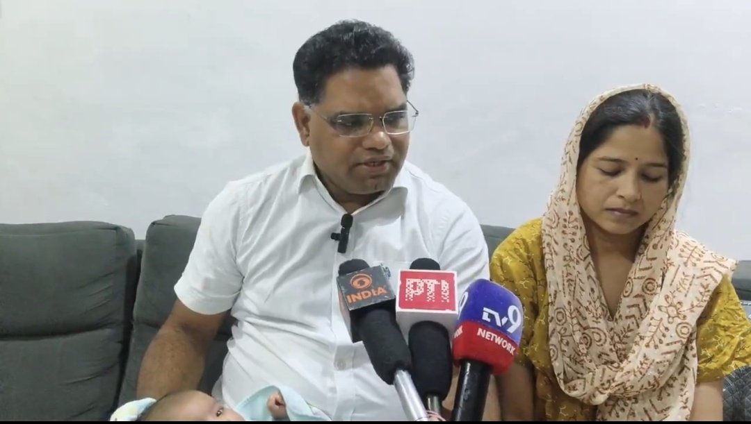 AnilYadavmedia1's tweet image. राजस्थान में CNG पम्प कर्मी की पिटाई और गिरफ़्तारी करवाने वाले रंगबाज 
SDM छोटूलाल शर्मा सस्पेंड कर दिए गए हैँ,
इसने मार पिटाई करके निर्दोष लोगों को जेल भिजवाया है,
इसके खिलाफ भी एफआईआर और गिरफ़्तारी होनी चाहिए,
सस्पेंशन तो ये ले दे के खत्म करवा लेगा,
और इसे जीवन में कभी फील्ड…