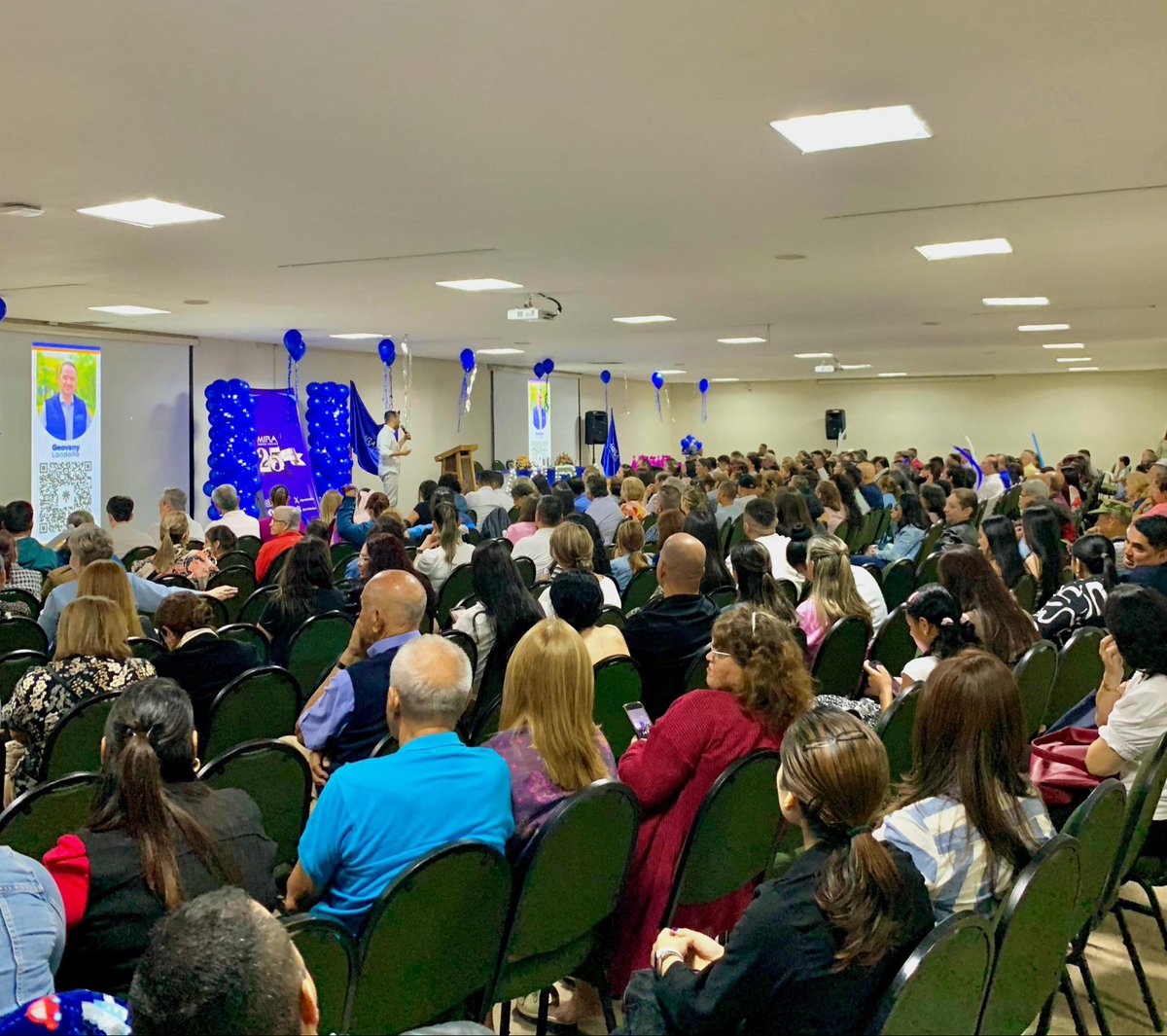 LA CONFIANZA SE CONSTRUYE ESCUCHANDO 

Estuvimos en 4 eventos muy importantes con la comunidad de las comunas 1, 2, 9, 10 y 5 de Armenia. Escuchar a la gente es el primer paso para comprender sus necesidades y seguir fortaleciendo la confianza que une nuestro trabajo con todos