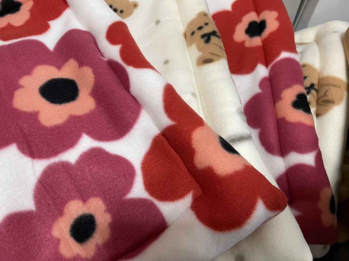 Oxql5c0's tweet image. フリース生地で！
暖かごろ寝クッション完成です♪
まわりに綿が入っているので、顎を乗せてねんねしたり可愛いですよ🐇🐈

ラビネスフェスタに持っていきます
#ラビネスフェスタ