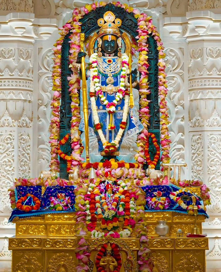 sanjukgupta1987's tweet image. भए प्रगट कृपाला दीनदयाला, कौसल्या हितकारी।
हरषित महतारी, मुनि मन हारी,अद्भुत रूप बिचारी॥
अर्थ - करुणामय श्रीराम, माता कौशल्या के गर्भ से प्रकट हुए..माता अत्यंत आनंदित हुईं
प्रभु श्री राम को देखकर ऋषि मुनियो का मन भी मोहित हो गया
                       🌻!! जय श्री राम !!🌻