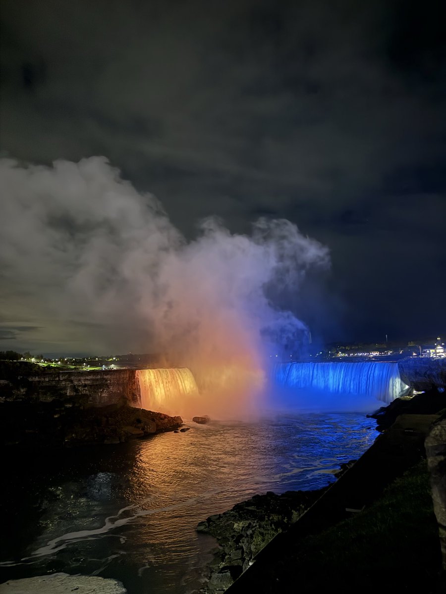 Niagara showing off tonight 😍