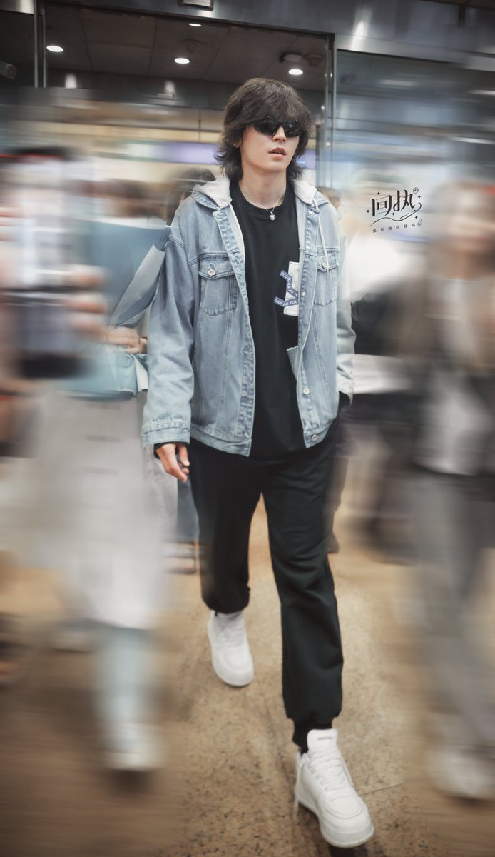 seuiseuihon's tweet photo. 酷酷張導😎

#ZhangZheHan
#八月 #AUGUST
#singer #actor #director
#ARFF #WSXA
#山河令 #周子舒 
#WordofHonor 
#therealzhangzhehan
#CDramas
圖源水印 https://t.co/izuAv1LLOf
