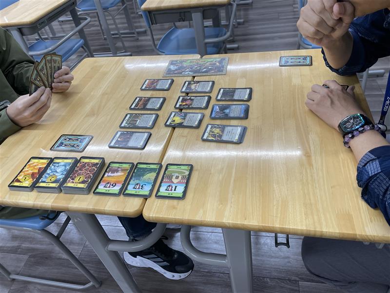 【サークル】  

ボードゲームサークルこと、【こむ部】の活動の様子‼️
先生と学生の1対1のバトル…‼️
ルールは全然わかりませんが、なんだか楽しそう😊

#ボードゲームサークル 
#IT専門学校 
#新潟