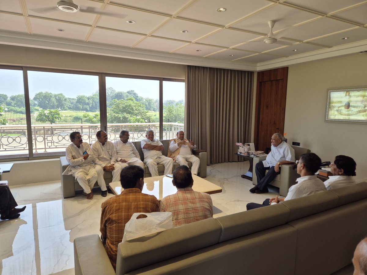 राष्ट्रीय अनुसूचित जनजाति आयोग के माननीय अध्यक्ष श्री अंतर सिंह आर्य शिरपुर (धुले, महाराष्ट्र) पहुंचे, जहाँ उन्होंने स्थानीय जनजातीय जनप्रतिनिधियों से मुलाकात कर जनजातीय मुद्दों पर चर्चा की। <a href="/PMOIndia/">PMO India</a> <a href="/PIB_India/">PIB India</a> <a href="/AntarsinghArya/">Antarsingh Arya</a>