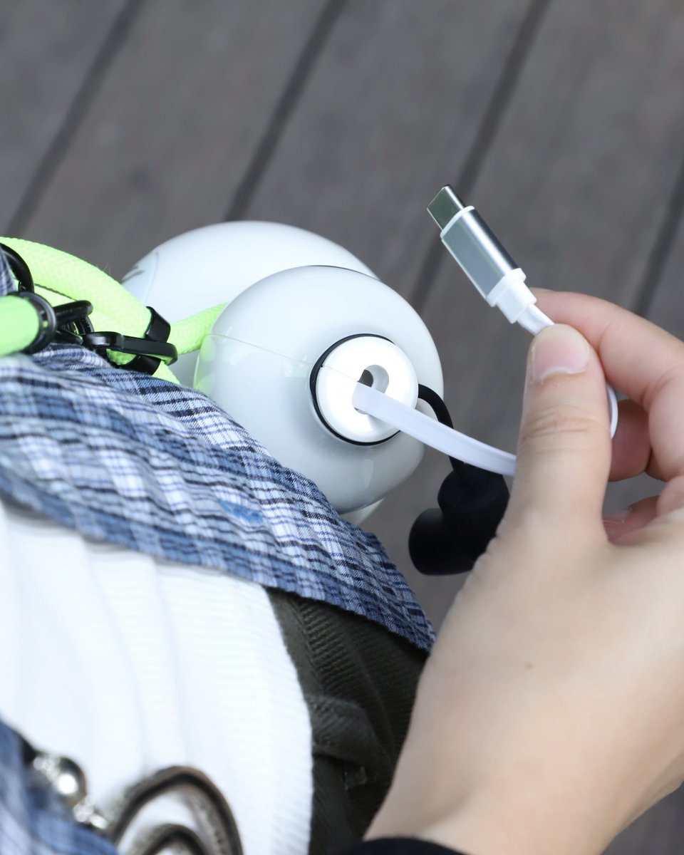 TROZK_US's tweet photo. Who else’s power bank can be worn like this? ⚡
Turn heads wherever you go. https://t.co/Sjv7yfcSPM