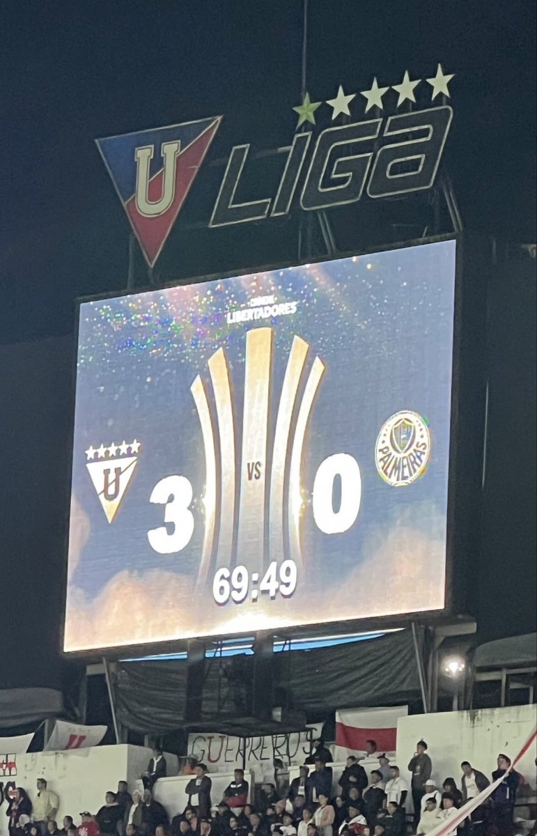 chipilaso93's tweet photo. ¡Histórica noche en el Rodrigo Paz! GIGANTE @LDU_Oficial. El Rey de Copas de Ecuador acaricia la final de la #Libertadores luego de HUMILLAR a Palmeiras en Quito. ¡Inolvidable primer tiempo! Solo comparable con el 1T del 2008 en la final ante Fluminense. https://t.co/1RZIa6GxQI