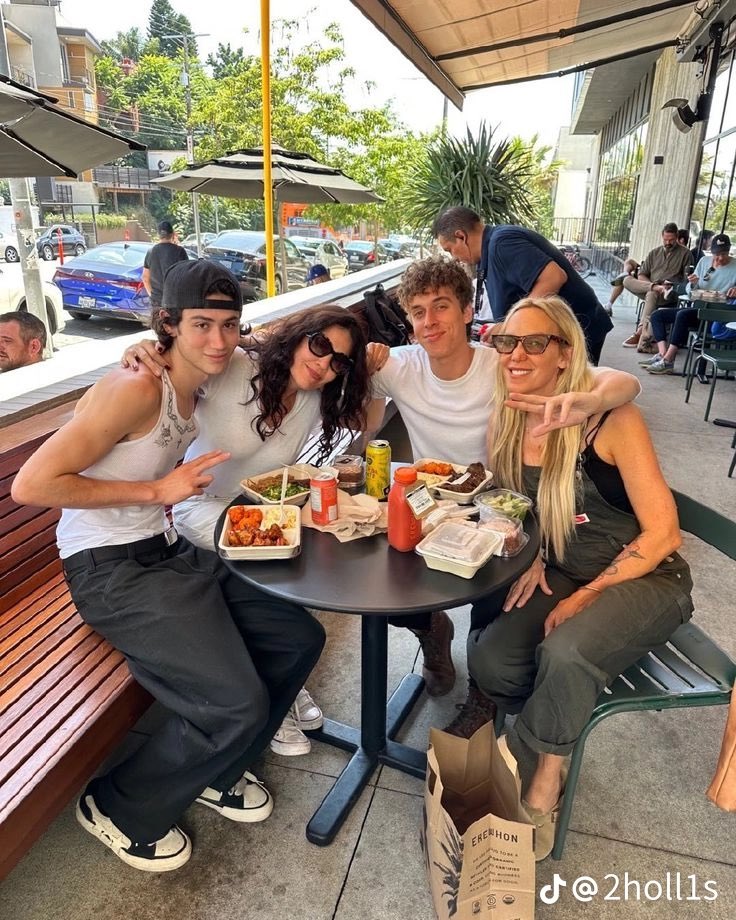 dreamsequenceee's tweet image. this is my favourite picture of roman ever he looks like a bundle of joy