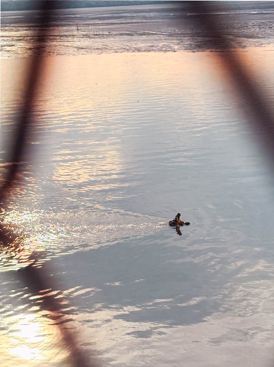 SloganMurugan's tweet image. #IndianTideLine
Tyre tube fisher of Thane Creek. From vashi bridge