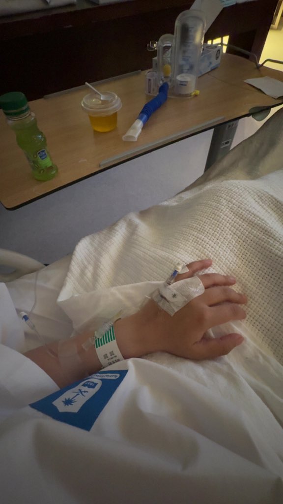 jlu_ir's tweet image. الحمدلله صحيت وشفت أهم انسان بحياتي بعد تلت سنين سفر جاي مخصوص عشان يتطمن عني وهذا كان أكثر شي نساني اوجاعي كلها وصرت اتكلم واكل واشرب و اضحك بدون آلم كان محبوبي مقابلي... الحمدلله الي رجعلي ضحكتي.🤍