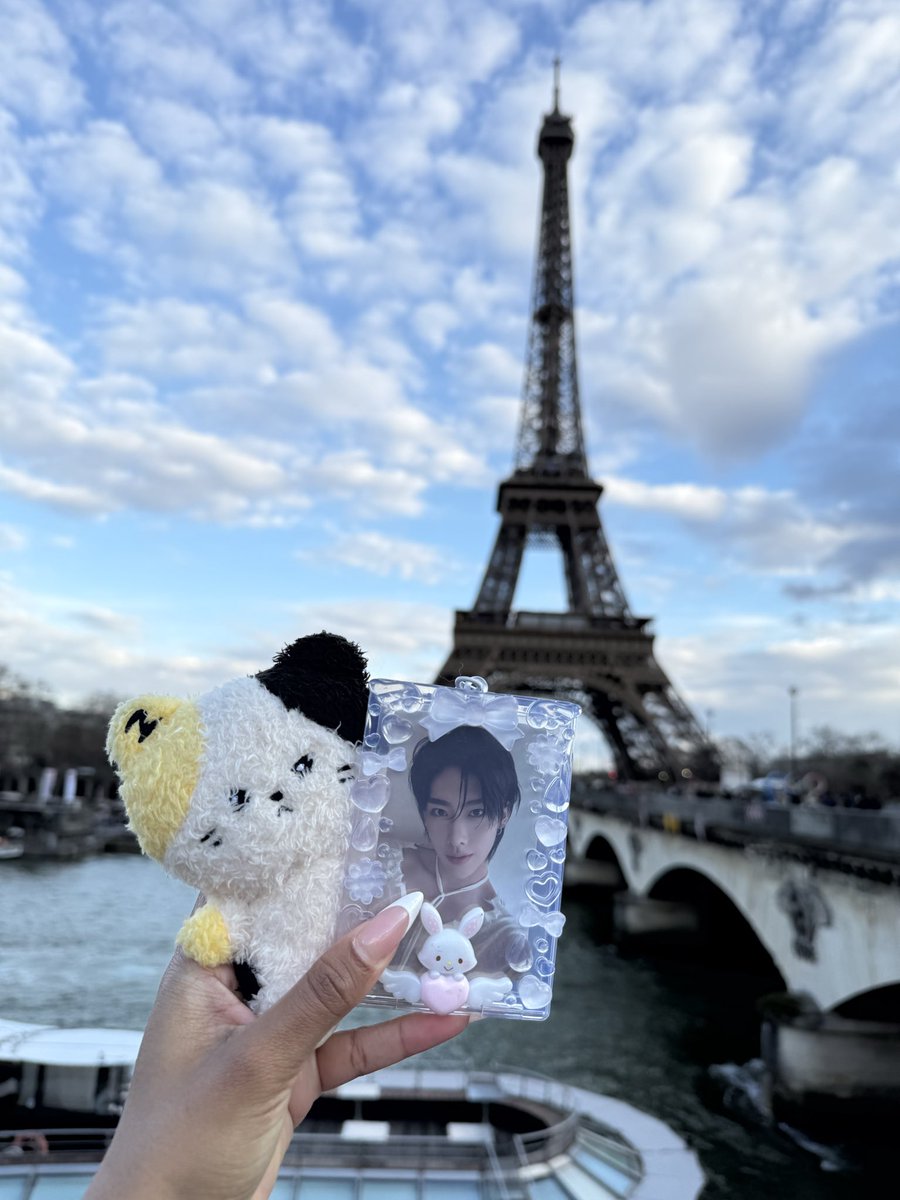 VALENDlNO's tweet photo. life as a ricky stan 🐱 https://t.co/Nwm0gdS9Nd