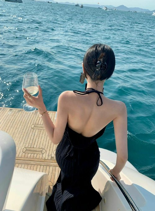 MirDirectioner2's tweet image. Alone but happy 🙍‍♀️🤍