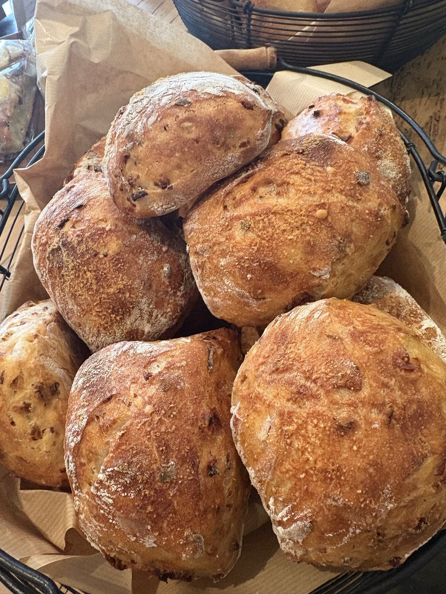 フライドオニオンとベーコンのリュスティック焼き上がりましたー

フライドオニオンの香ばしい香りとベーコンから溢れ出す旨みが生地に混ざり合ってたまらんパンです

おひとつどーぞ