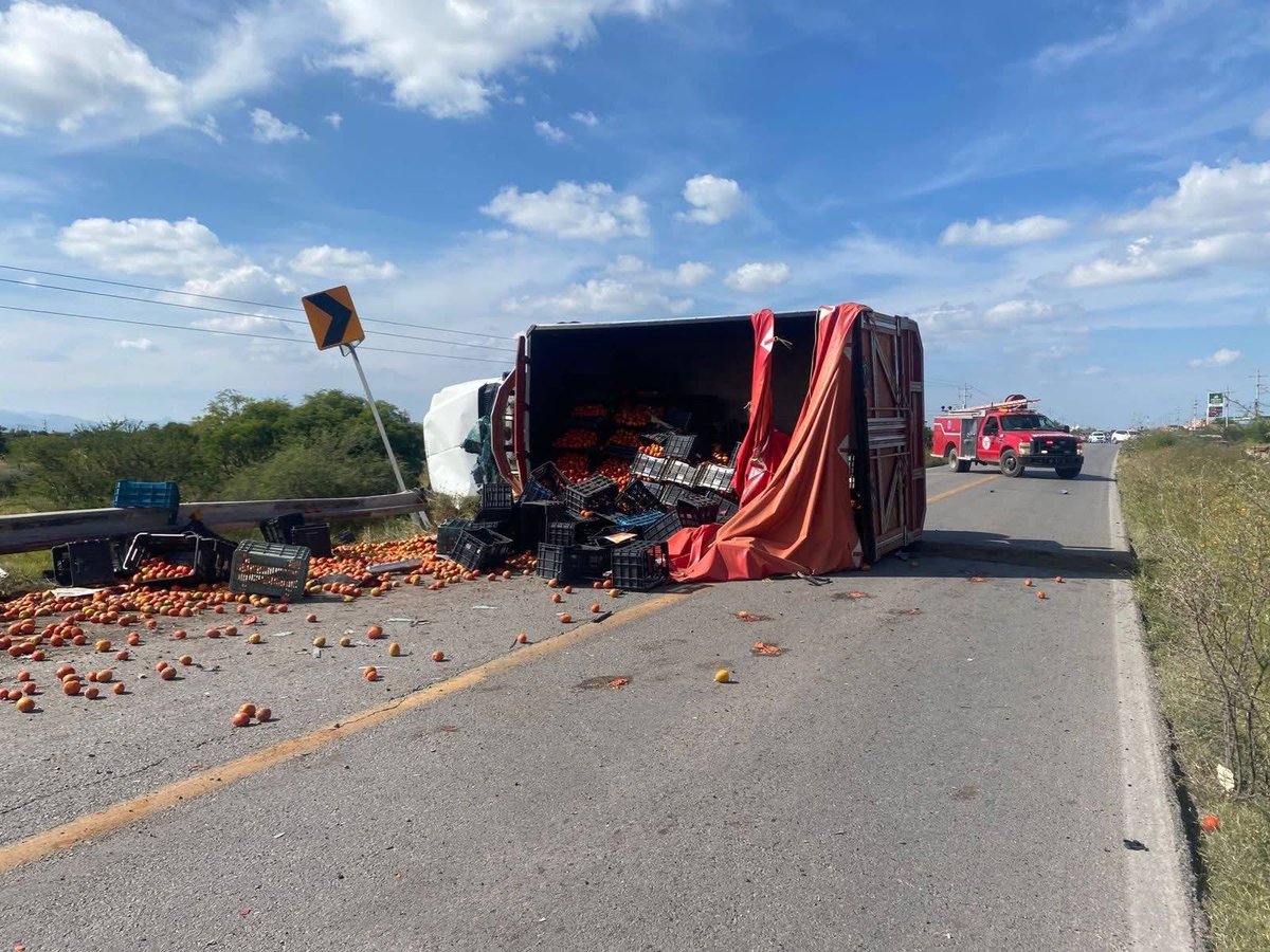 Reporteroszona's tweet image. 🚨🚔Mujer mu3re prensad@ en terrible accident3 carretero🚔🚨

#SanLuisPotosí Una mujer perdió la vida en aparatoso accident3 registrado esta tarde en la carretera de #RíoVerde a San Ciro, en San Luis Potosí.
El percance se registró a la altura del kilómetro 5 del citado tramo
