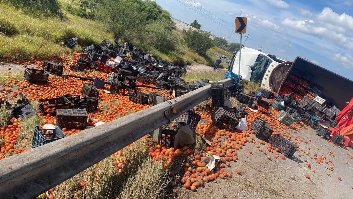 Reporteroszona's tweet image. 🚨🚔Mujer mu3re prensad@ en terrible accident3 carretero🚔🚨

#SanLuisPotosí Una mujer perdió la vida en aparatoso accident3 registrado esta tarde en la carretera de #RíoVerde a San Ciro, en San Luis Potosí.
El percance se registró a la altura del kilómetro 5 del citado tramo