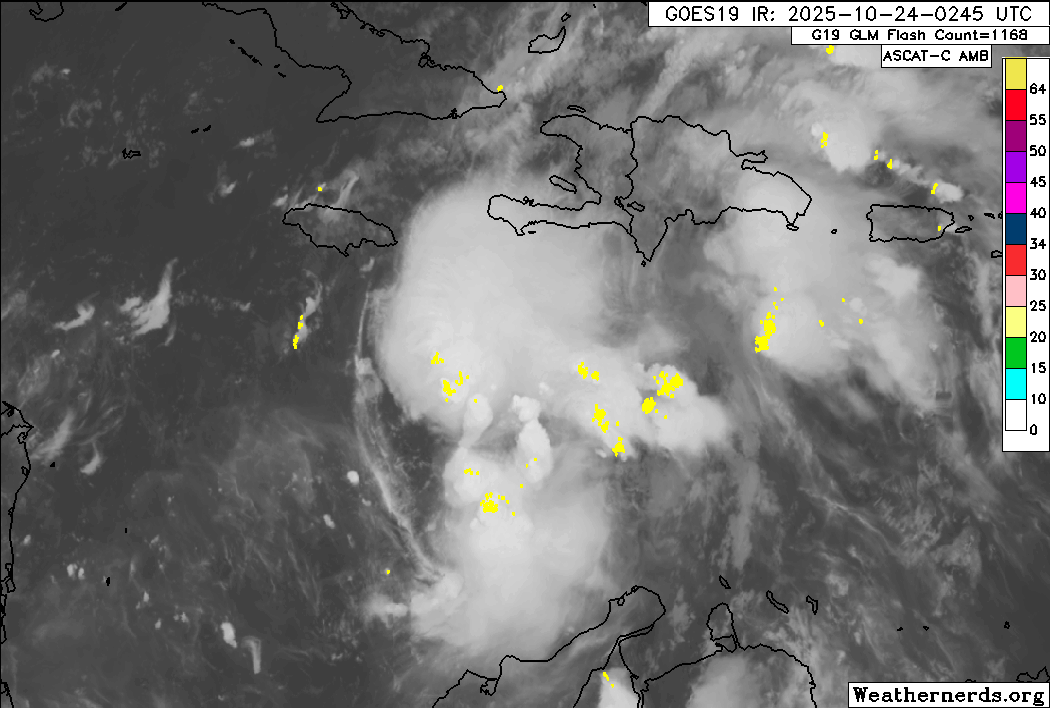 RudyMeteo's tweet photo. #Melissa s’est un peu mieux organisée ce soir, avec une reformation du centre un peu plus au nord près d’une zone de forte convection. Un renforcement lent est prévu dans les 24 prochaines heures. 🌧️ https://t.co/DWpB5BO4QZ