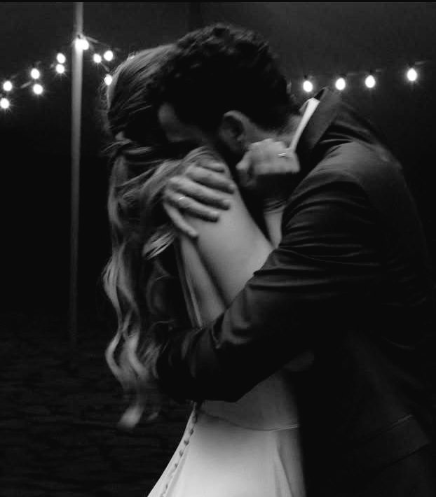 O amor é sempre jovem 
Não envelhece com o tempo
Nem emaracuja à tempestade 
Inevitável aos anos consumidos.

É um eterno aroma 
Como o primeiro olhar
Ao ver o infinito do nada
Ser transbordado pelo tudo.

Na vida, permanece, 
Sabendo da morte vindoura.
(Waldir Porfírio)