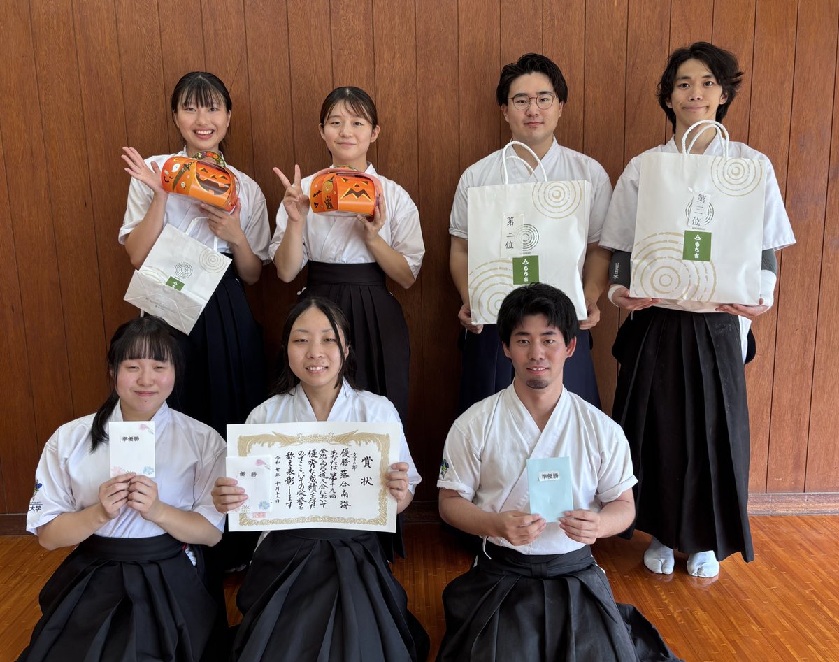 shikoku_kyudo's tweet photo. 【第19回 全徳島弓道大会】
10/12に鳴門・大塚スポーツパーク弓道場にて行われました。
結果

個人男子 南(3年)準優勝
　　女子 落合(3年)優勝
　　　　 遠藤(1年)準優勝
団体
阿波高OBチーム （篠原・小賀野・加本）第3位。また、竹口が一般の方とチームを組み準優勝 https://t.co/wLrGEcuWBB