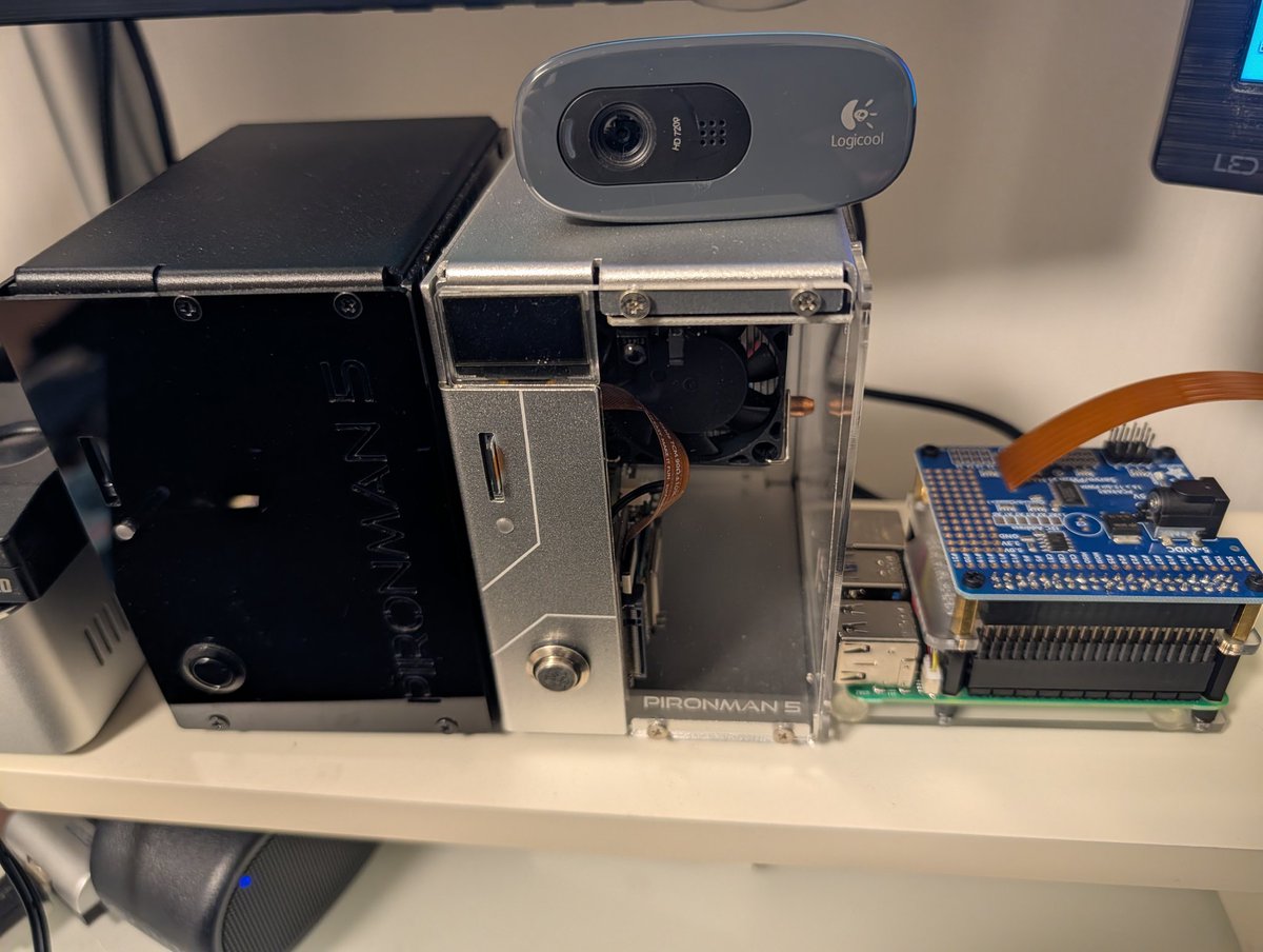 murasametech's tweet image. USBのWebカメラは便利ですよね📷✨
Raspberry Piとの相性も抜群で、設定もとても簡単です。最近のRaspberry Pi OSでは「プラグアンドプレイ(挿すだけで使える)」に近い感覚で動作します。…
