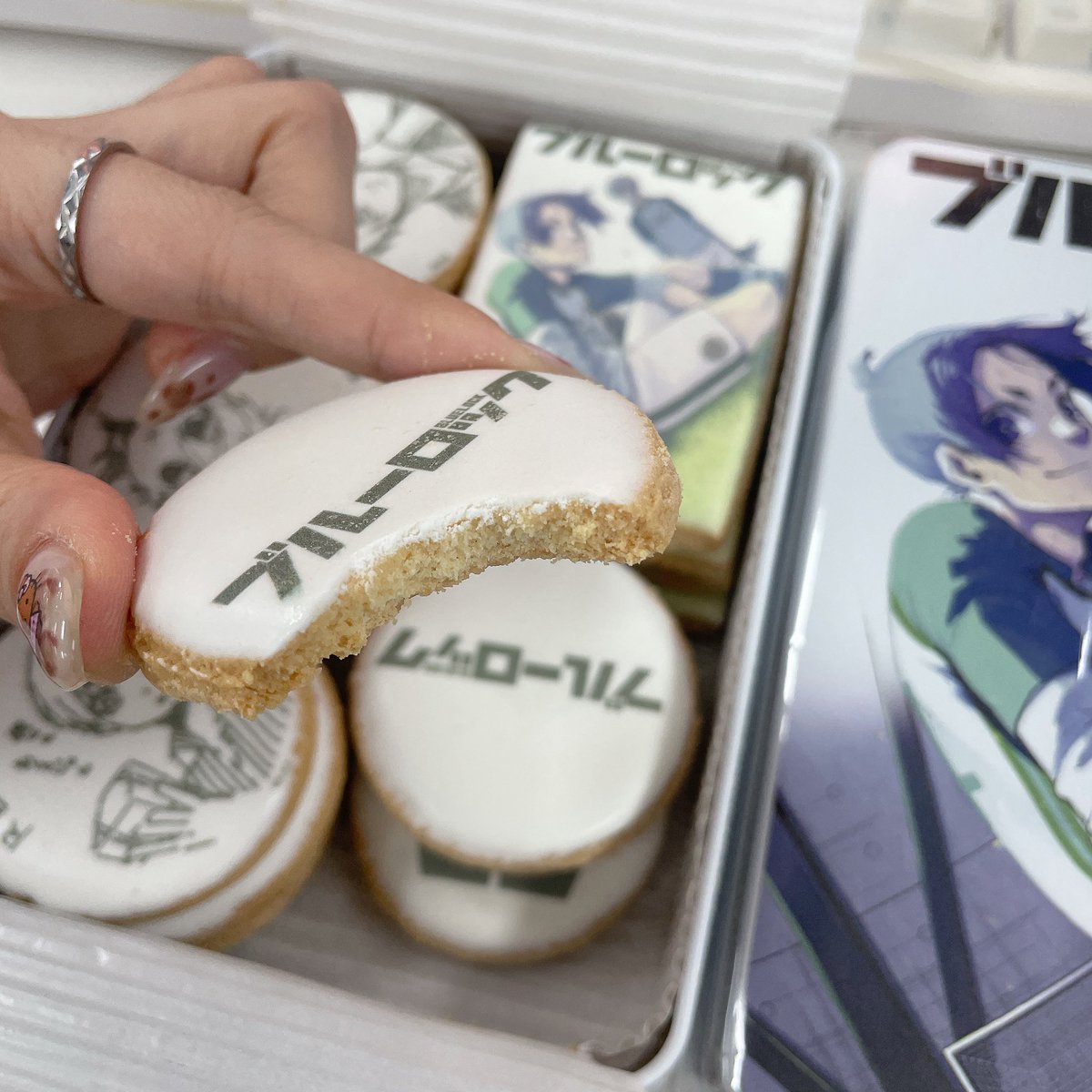 잊고있었던 나기레오 쿠키가 왇어요 너무 아름다워요… 틴케이스가 너무너무너무 예쁨ㅜㅜ 크키 맛은 걍 설탕쿠키,,,ㅋㅋㅋ