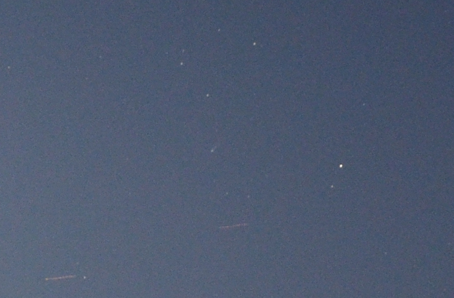 glasshouse_jp's tweet image. レモン彗星（C/2025 A6）
2025年10月23日 18時50分撮影  西 3.5～4.5等?
奇跡の夜空を体験、次は約1400年に地球に接近するようです。肉眼では見えませんでした。
スマホもダメ、どうにか一眼レフで撮れた。
どこに映っているでしょうか。
#レモン彗星 #c2025a6lemmon #彗星