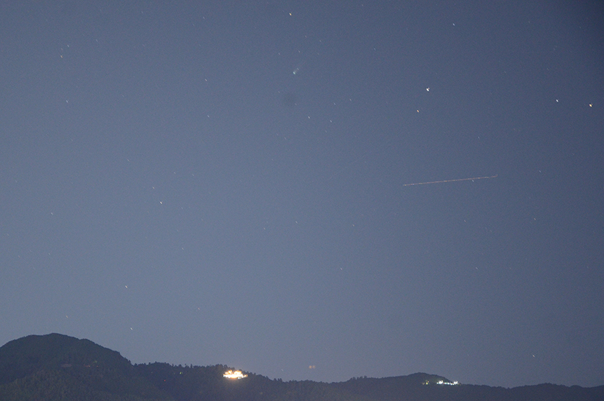 glasshouse_jp's tweet image. レモン彗星（C/2025 A6）
2025年10月23日 18時50分撮影  西 3.5～4.5等?
奇跡の夜空を体験、次は約1400年に地球に接近するようです。肉眼では見えませんでした。
スマホもダメ、どうにか一眼レフで撮れた。
どこに映っているでしょうか。
#レモン彗星 #c2025a6lemmon #彗星