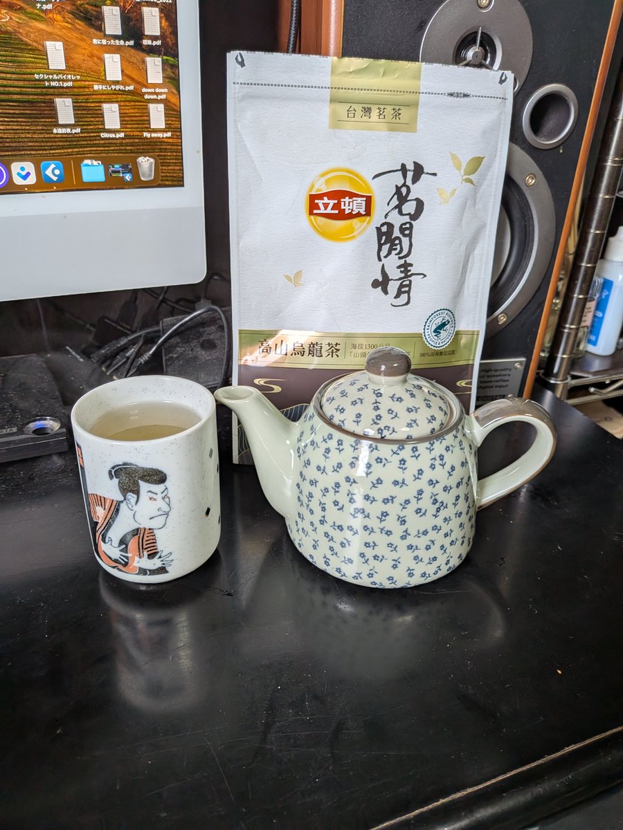 なんとなく気分を落ち着かせたい時は急須でお茶を飲みます♪
今日も攻めた1日にしていこう!