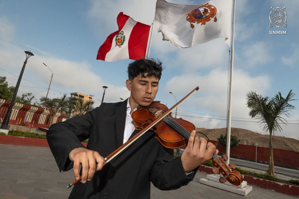 Agencia_Andina's tweet photo. 🎼El sanmarquino Arturo Becerra combina su pasión por el violín con sus estudios en Computación Científica, demostrando que con talento y perseverancia no hay límites para alcanzar los sueños.👉https://t.co/1brLAAWgXo https://t.co/sjyGEnyJhg