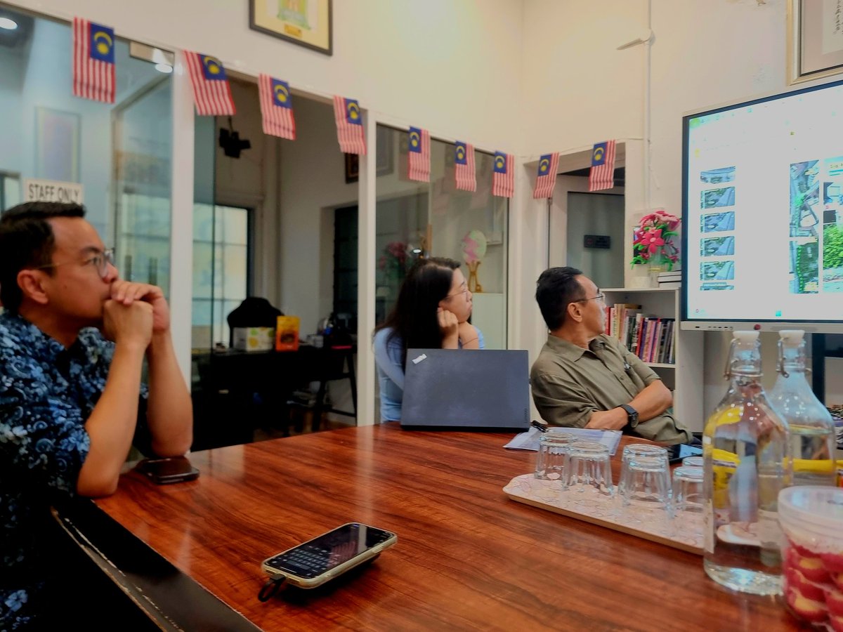 szehoong's tweet photo. 🚉 Yesterday evening, MLPTF (Malaysia Land Public Transport Forum) @_mlptf &amp; Bike Commute had a meeting with YB Lee Chean Chung  @cheanchung at his office 🏬 in regards to the Phileo Damansara walkway connectivity &amp; mobility issues. 🚲🛴🦽 https://t.co/hhFcKMVdOt
