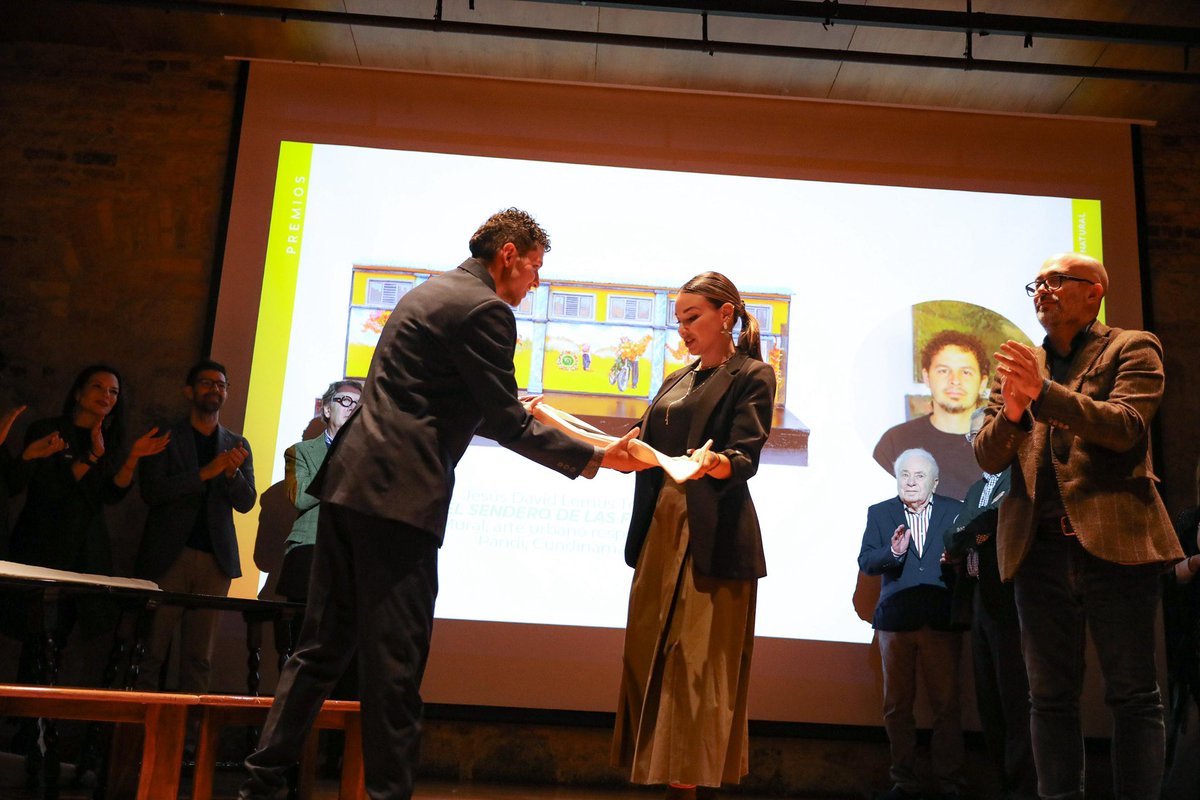 FUGABogota's tweet photo. El @museonacionalco fue el escenario del Gran Salón BAT de Arte Popular: Colombia, diversidad cultural y natural, una celebración al talento y la identidad que florecen en cada región del país. Nuestra directora @BlancaAndreaSD participó como jurado en esta gala que reconoció el trabajo de 155 finalistas y entregó 28 menciones de honor entre más de 1900 propuestas recibidas en todo el territorio nacional.
#ArtePopular #GranSalónBAT #DiversidadCultural #LaFUGA