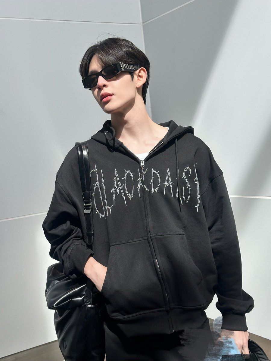 kerdomundi's tweet image. Mr. Black (AKA ด.ช.อู๊ด) กำลังจะพาคอลเลกชึ่นใหม่ไปอวด JSY ที่ TianJin ครับ!🕷️🌼
#JamesSu
