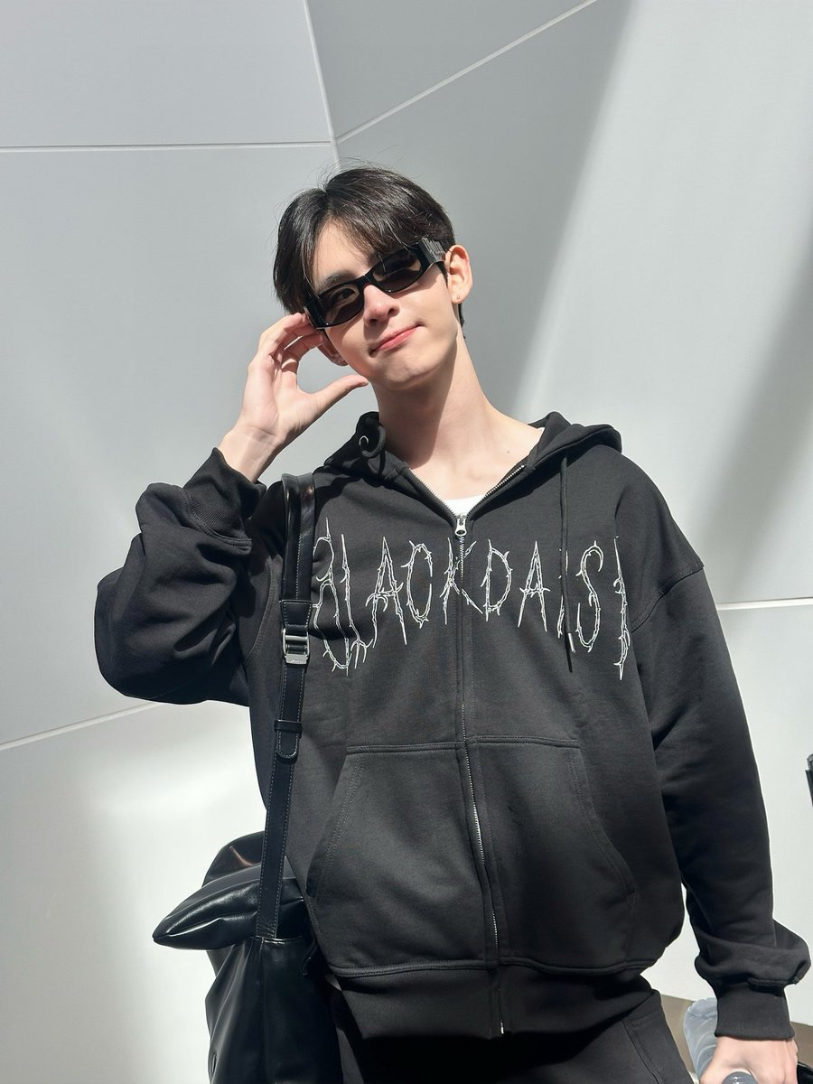 kerdomundi's tweet image. Mr. Black (AKA ด.ช.อู๊ด) กำลังจะพาคอลเลกชึ่นใหม่ไปอวด JSY ที่ TianJin ครับ!🕷️🌼
#JamesSu
