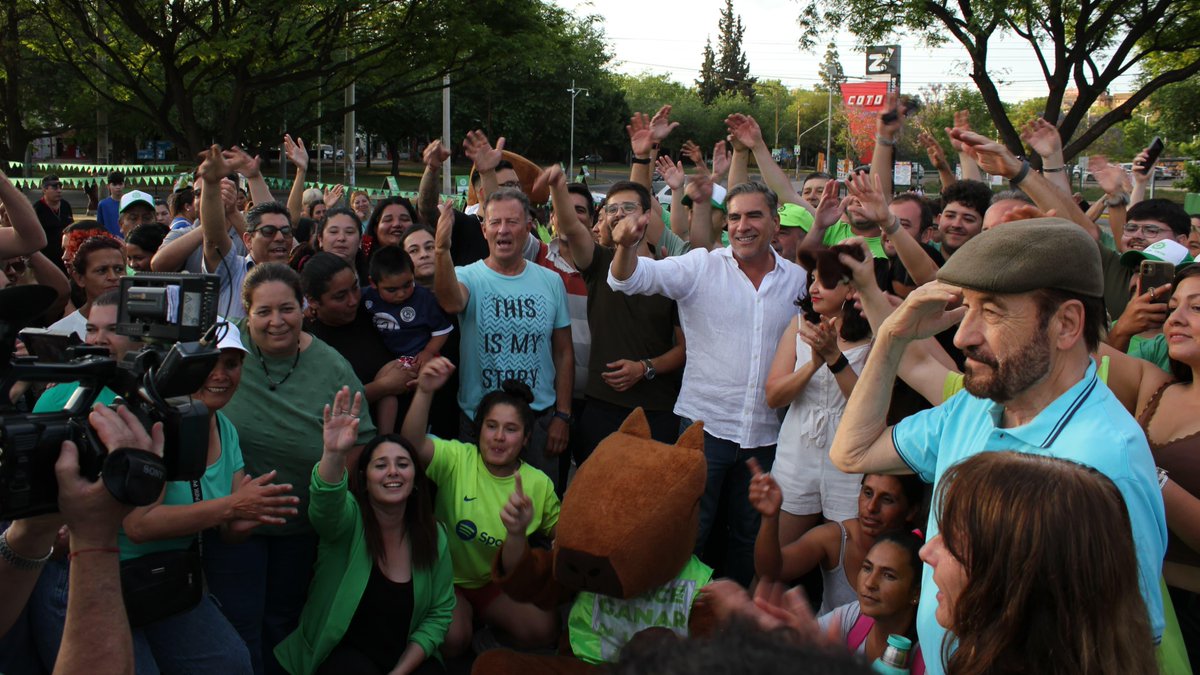 El Frente Verde cerró su campaña #JuntoALaGente en el Parque Central y un mensaje de esperanza para Mendoza "Elegimos caminar, escuchar y mirar a los ojos. No vinimos a hablar de otros, sino a proponer soluciones reales en una Mendoza nueva, honesta!" biencuyano.com.ar/?p=86100
