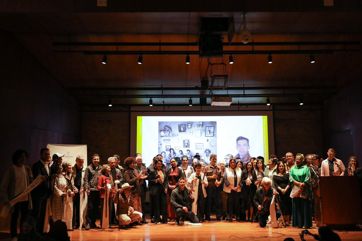 FUGABogota's tweet photo. El @museonacionalco fue el escenario del Gran Salón BAT de Arte Popular: Colombia, diversidad cultural y natural, una celebración al talento y la identidad que florecen en cada región del país. Nuestra directora @BlancaAndreaSD participó como jurado en esta gala que reconoció el trabajo de 155 finalistas y entregó 28 menciones de honor entre más de 1900 propuestas recibidas en todo el territorio nacional.
#ArtePopular #GranSalónBAT #DiversidadCultural #LaFUGA