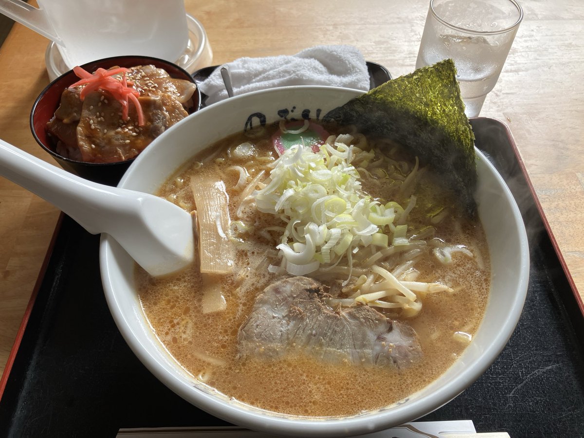 午前中の仕事が片付いたから、遠方への出張の楽しみ昼食は、安国駅前の「のぶりん」。前は何度も通過したが、入るのは初。女性店員さんたちがとにかく明るく笑顔。そして味噌だれの豚丼が美味い（ラーメンも）。
「いってらっしゃいませ！」
はい、午後の仕事へいってきます。
