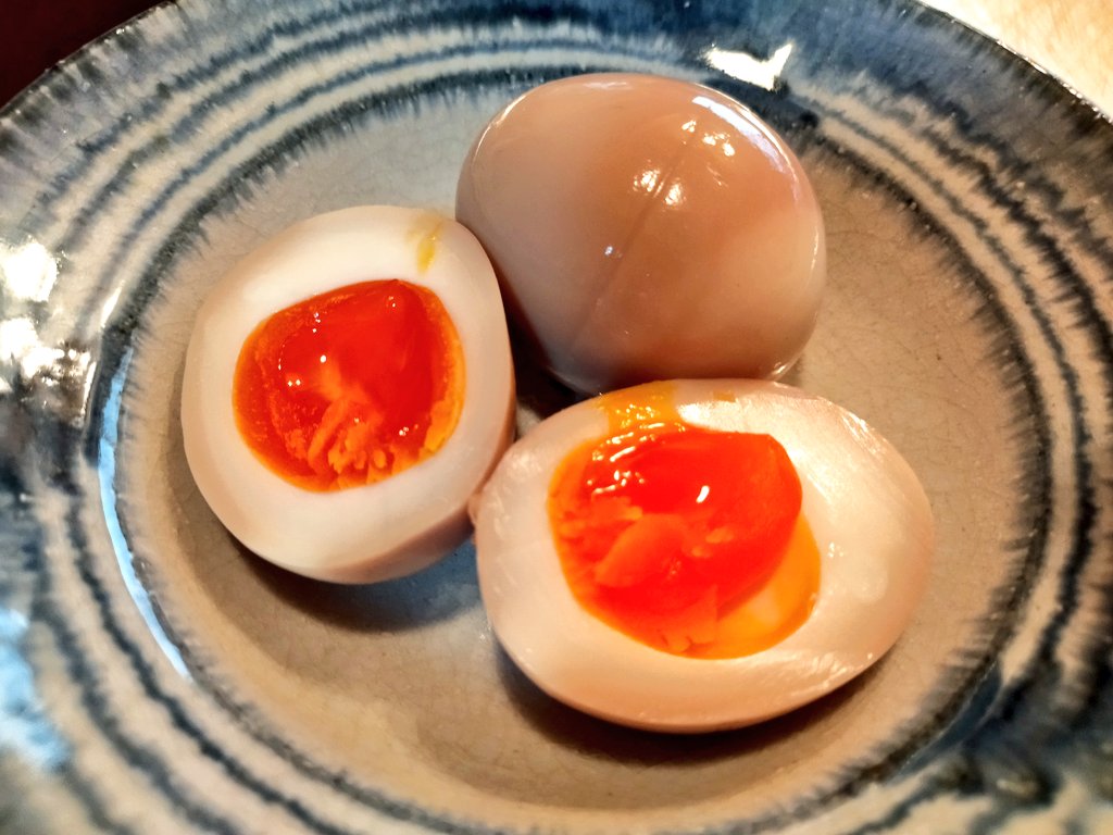 万博で働いてた外国人ニキ、ほぼ全員が口を揃えて言うのが『味付け煮玉子という存在に出会えて、我が人生は幸せだった』なので『1度で4個の味玉がつくれるやつ売ってるやで。しかもお値段100円』って教えたら『この恩は一生忘れない。お主に幸あれ！』と言い残し、遥かDAISOの彼方へ消えていった。