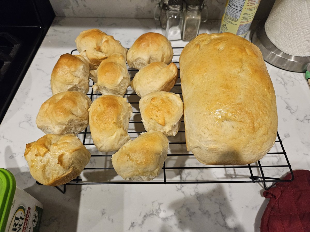 bb_pheonix's tweet photo. I made some yummy homemade bread and rolls tonight! https://t.co/KqBJEZsAIo