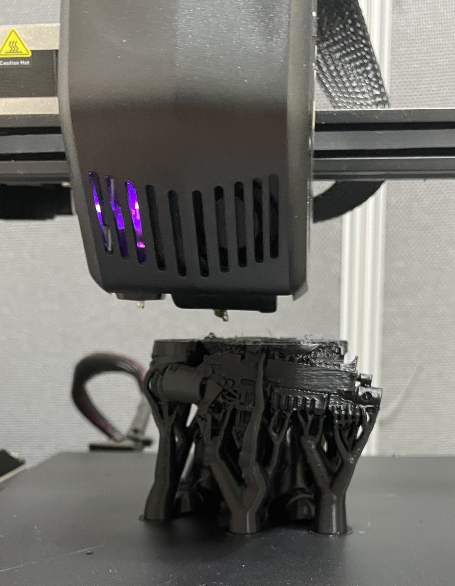 아 아들 부탁으로 만들고 있는 장난감이 필라멘트 부족으로 반토막 났네요... 언능 수익 내서 필라멘트 사야 겠네요
#RIVER 
<a href="/River4fun/">River4FUN 🐝</a>
<a href="/RiverdotInc/">River</a>
$River
<a href="/base/">Base</a>