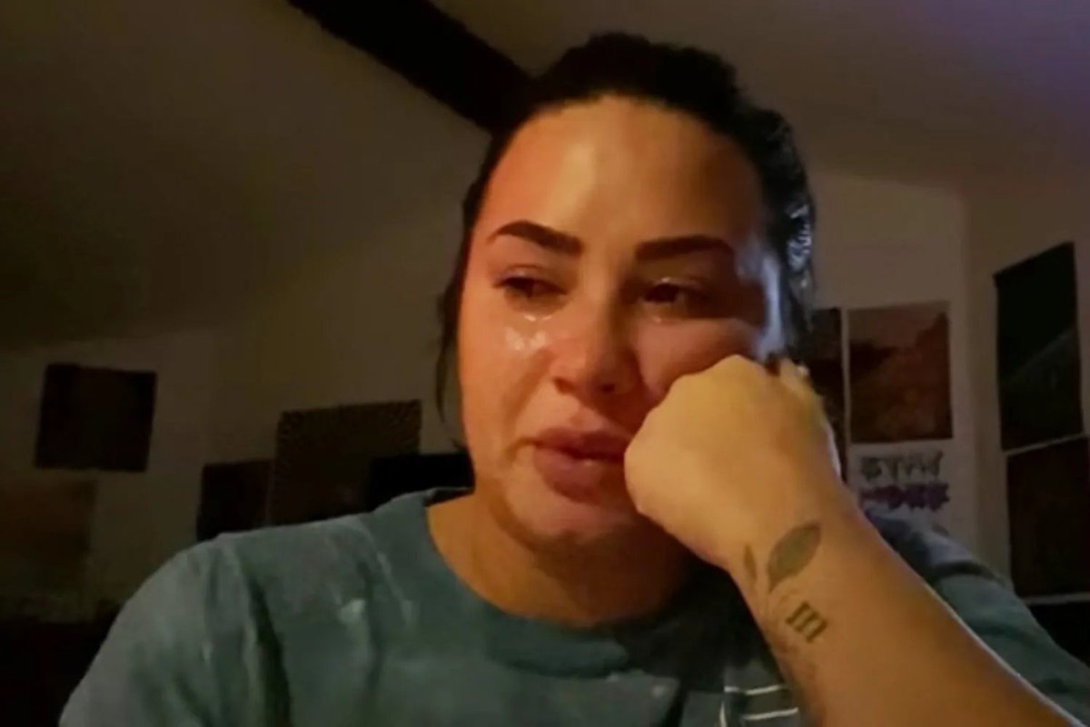 "Desculpe pela fome
Desculpe pelo esgotamento
Desculpe por aquele ex que sempre me destruiu
Desculpe pela dor
Mas amei como acabou"

Demi Lovato em 'Sorry To Myself' do 'It's Not That Deep'