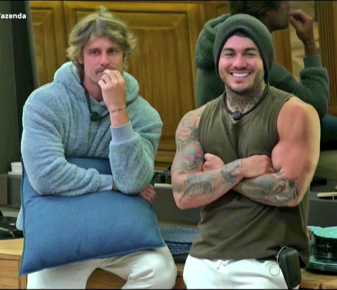 Pedrocomet's tweet image. Grupinho Saory, Duda, Dudu, Yoná e Tamires flechando os embutes!
Vamos eliminar Wallas, Matheus, Carol lekker, Martina mucura, Rayane ex-belo, Maria, Will e Kathy!!!!
#eliminaçãoafazenda