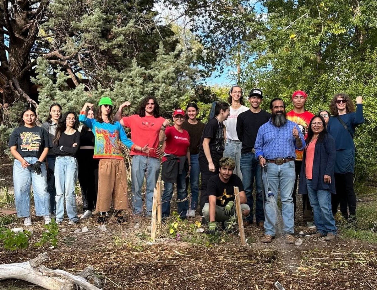 The Lobo Gardens Fall 2025 class learned about lasagna gardening today.
#HappyPlace #WeAreNature #GrowMoreFood <a href="/UNM/">Univ. of New Mexico</a> #LoboGardens