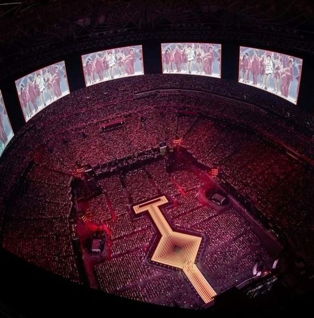 #19YearsOfTaylorSwift the biggest star in the world