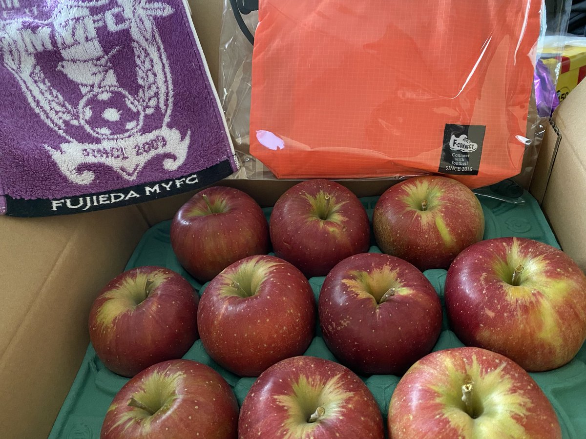 HMn189's tweet photo. #Fconnect 様届きました🍎
直ぐ開けて食べました😋
シナノスイート甘くてほどよく
酸味もあってジューシーで
美味しかったです❣️
先着10名のサコッシュも
ありがとうございます🤗
#藤枝MYFC💜
#梶川諒太 選手
#エフコネマルシェ🌽🍎 https://t.co/5lTtYOKR9l