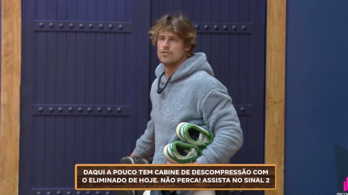 Dantinhas's tweet photo. Matheus diz que o Nizam só caiu numa roça errada, e que não acha que a Saory esteja forte, apenas a Tamires. Ele disse que semana que vem vai pegar o Lampião e colocar Saory na roça de novo #AFazenda https://t.co/oafvblemNR