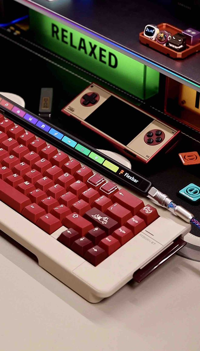 eniacelec's tweet image. Think the Touch Bar is gone? Think again.

Apple retired it, but we revived the idea — and made it better. Say hello to FlexBar: a customizable touchscreen keyboard for macOS, Windows, AND Linux.（cr:沃利MoMo）

#FlexBar #TouchBar #Gadget #desksetup #CoolTech