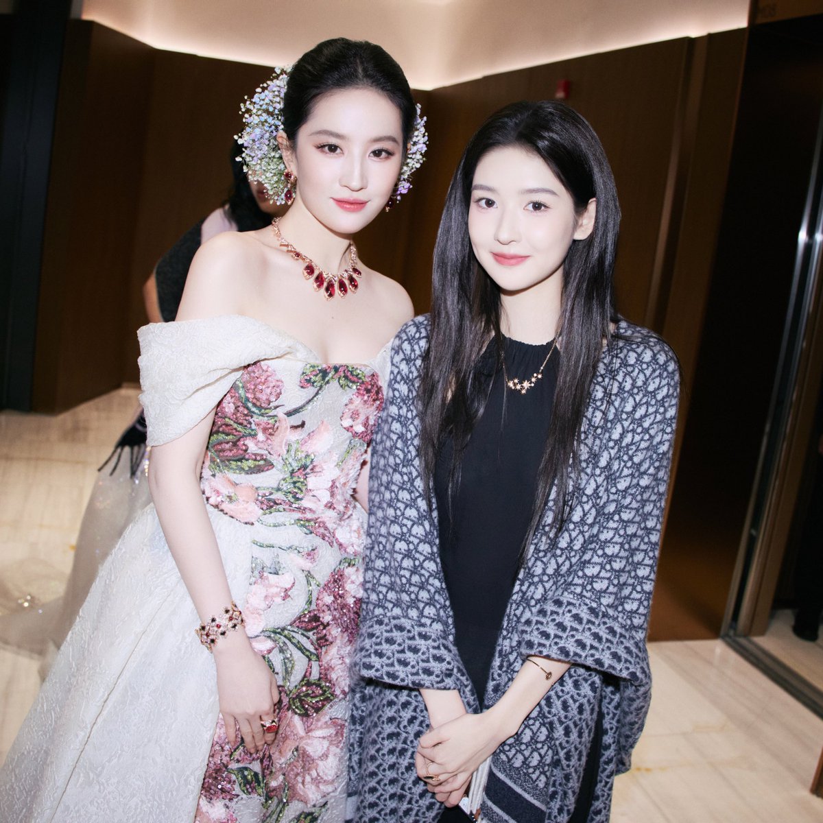 #WangYuwen shares new snaps with #LiuYifei at Vogue Forces of Fashion Gala, “She said nice to meet you &amp; my mind went blank…I’m so happy! I was still smiling as I fell asleep yesterday~she hugged me hehehe…may everyone be able to meet the person they want to see”